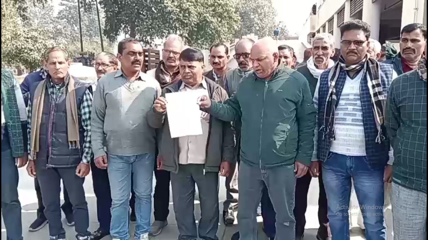 लापता अमीन का शव सरसों के खेत में मिलने से हड़कंप, संग्रह अमीन संघ ने डीएम को ज्ञापन देकर हत्यारों की गिरफ्तारी की मांग