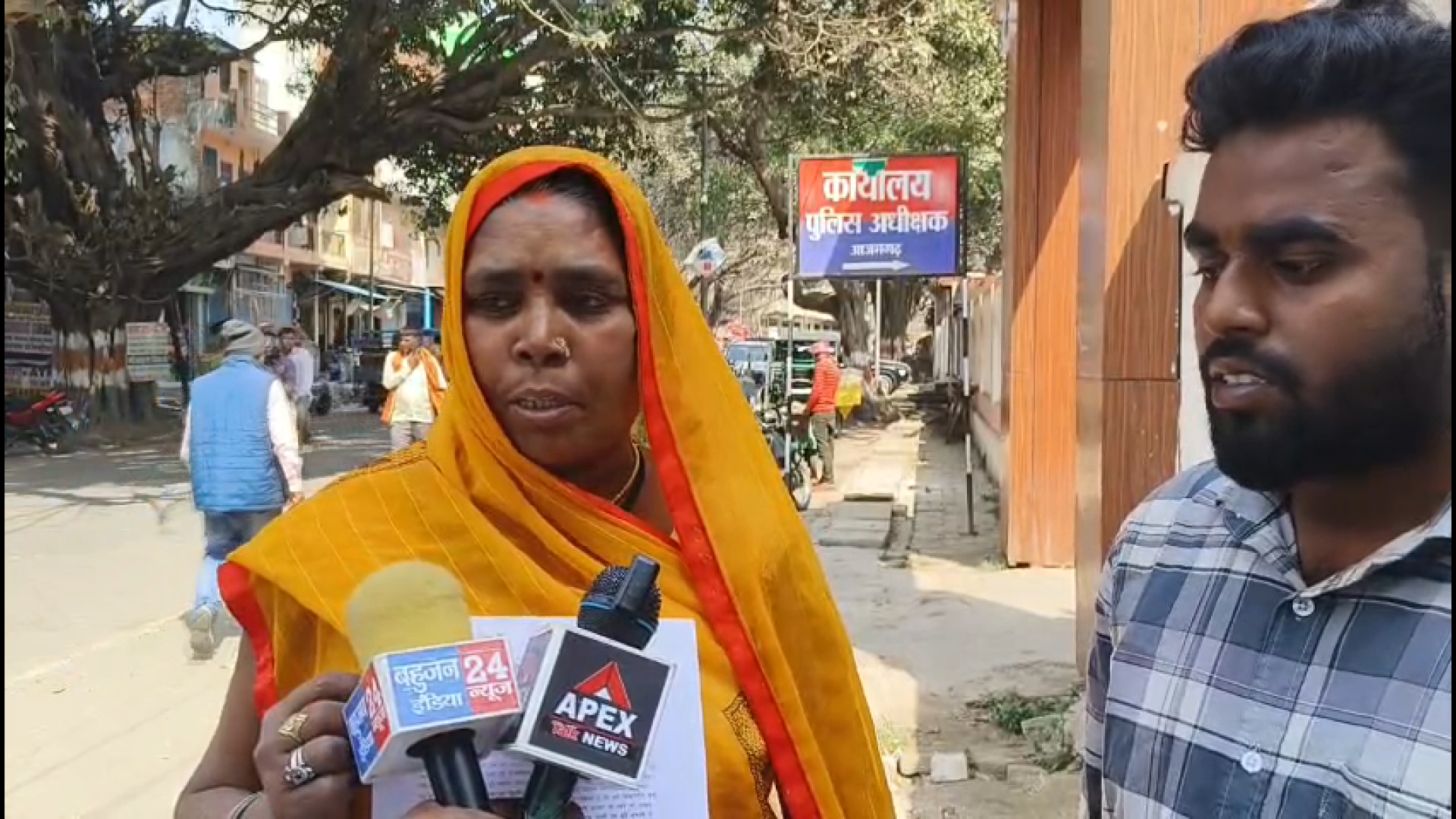 आजमगढ़: सो रहे व्यक्ति पर चाकू से जानलेवा हमला, पत्नी ने एसपी से लगाई सुरक्षा की गुहार