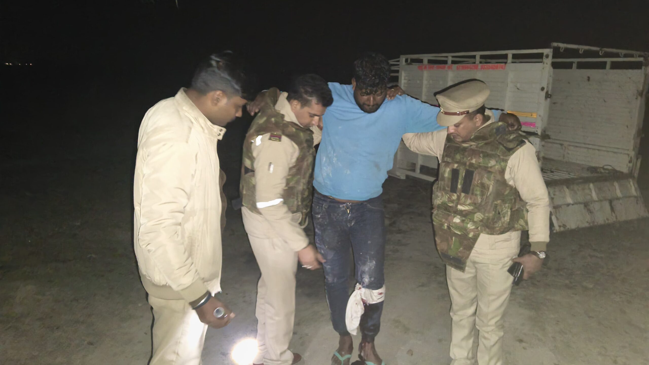 तमंचा-कारतूस, पिकअप वाहन व बछड़ा बरामद, घायल अभियुक्त पर दर्ज हैं 8 संगीन मुकदमे