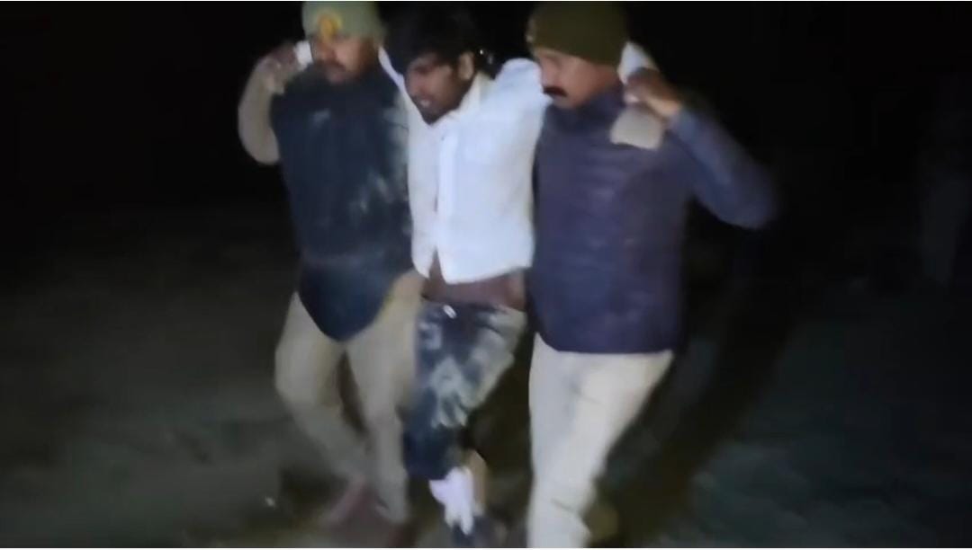 आजमगढ़ : मुठभेड़, 02 गोतस्कर घायल, कुल 03 गिरफ्तार, अवैध असलहा, कारतूस, चापड़ व बाइक बरामद, घायल पर गोवध , चोरी एवं अन्य संगीन अपराधों में कुल 05 मुकदमे