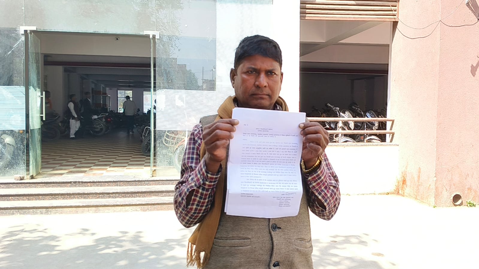 भूमिधरी भूमि पर निर्माण रोकने का आरोप, पीड़ित ने डीएम से लगाई न्याय की गुहार