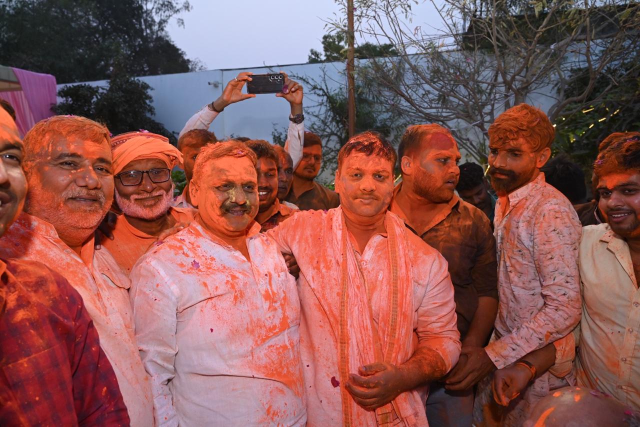 बीजेपी नेता अखिलेश मिश्रा गुड्डू के आवास पर धूमधाम से हुआ होली मिलन समारोह