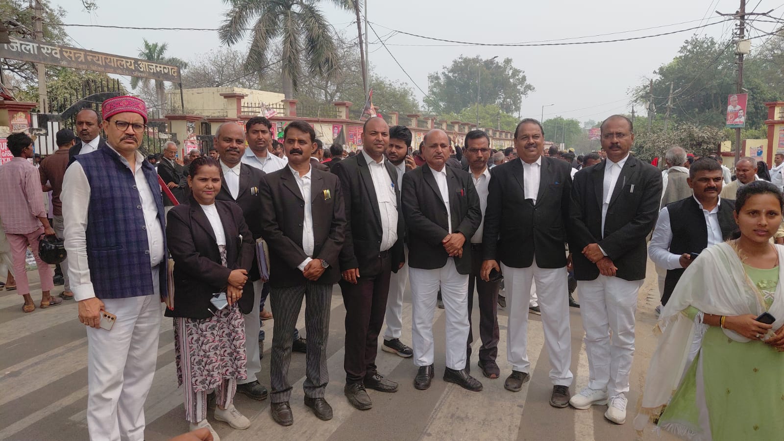 अधिवक्ता से गुंडा टैक्स मांगने का आरोप, दीवार गिराने पर भड़के वकील