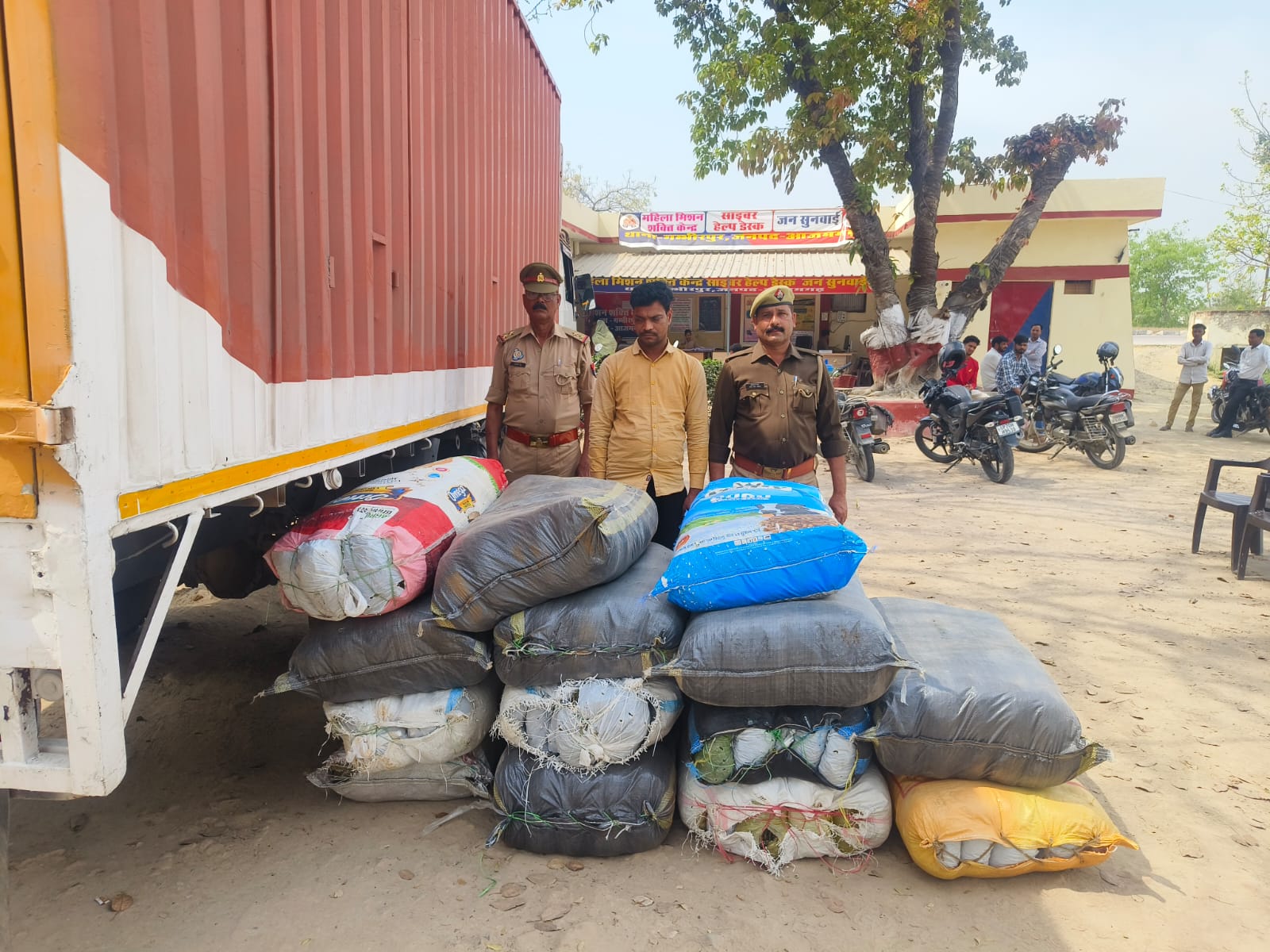 छत्तीसगढ़ से लाया जा रहा था 34 लाख का गांजा, आजमगढ़ में STF ने तस्कर दबोचा