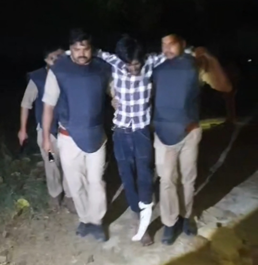 दोस्त का हत्यारा पुलिस मुठभेड़ में गोली लगने से घायल, 24 घंटे में धराया, तमंचा, कारतूस, चाकू, मोबाइल बरामद, चाकू के वार से की थी हत्या