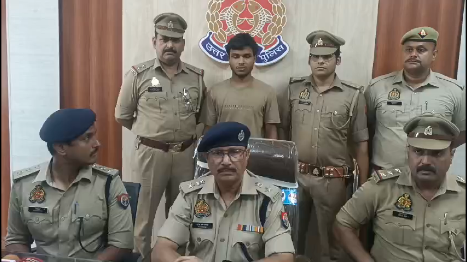 लोनी के ओंमकार हत्याकांड में 50 हजार का इनामी मोहित गिरफ्तार ।