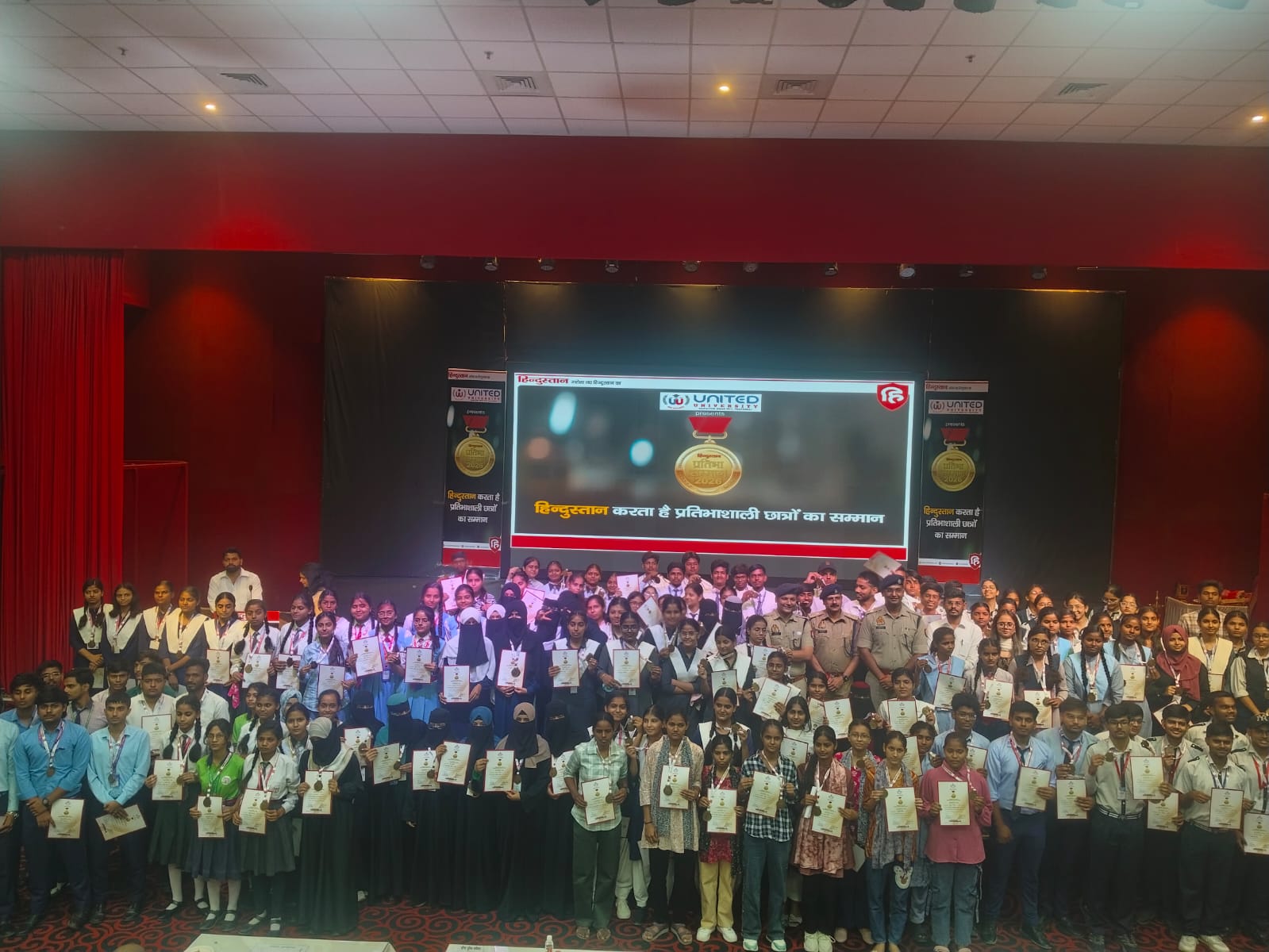 दैनिक समाचार पत्र ने मेधावी छात्रों को किया सम्मानित, डीएम ने बांटे मेडल व प्रशस्ति पत्र, क्रॉस बेली इंटरनेशनल स्कूल के 14 विद्यार्थी हुए सम्मानित