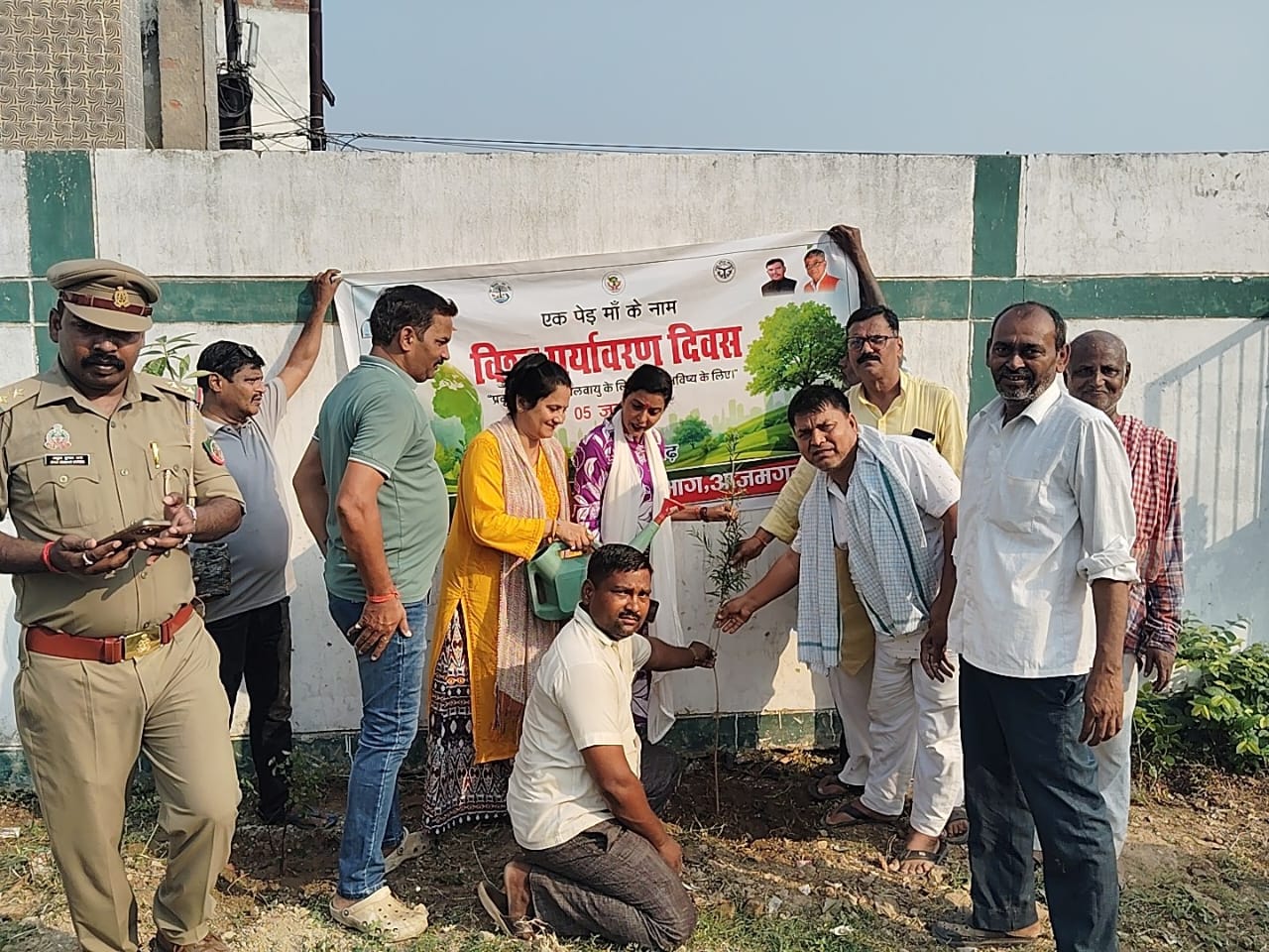 पीसीएस में दूसरी रैंक हासिल कर *सौरभ ने बढ़ाया जनपद का सम्मानसंगठन के सदस्यों ने माता व पिता को माला पहनाकर दी बधाई।