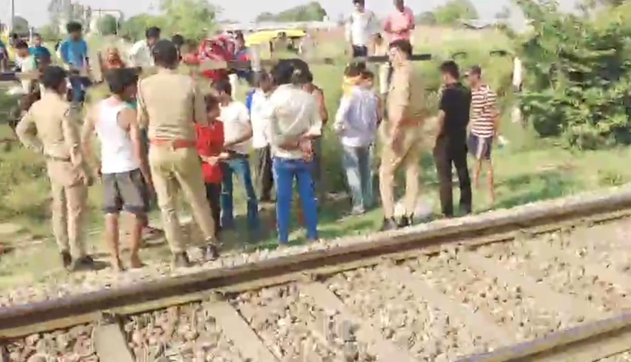 मानव रहित क्रॉसिंग पर ट्रेन की चपेट में आकर युवक की मौत, मौके पर मचा हड़कंप