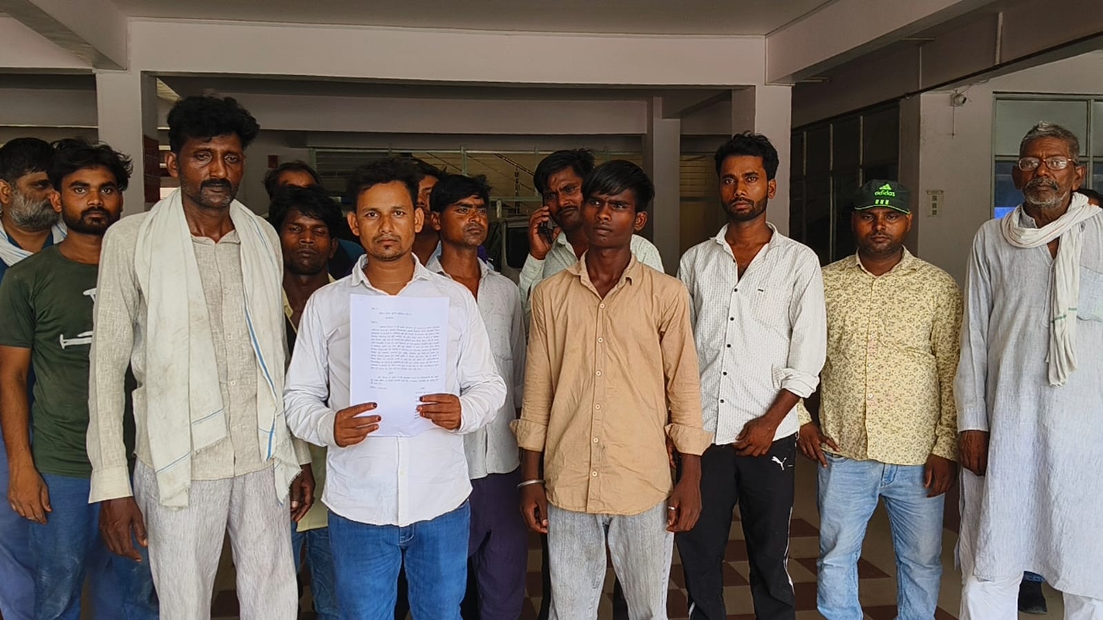 ग्रामसभा की जमीन पर दोबारा गुमटी रखने का आरोप, ग्रामीणों ने डीएम और एसएसपी से लगाई गुहार