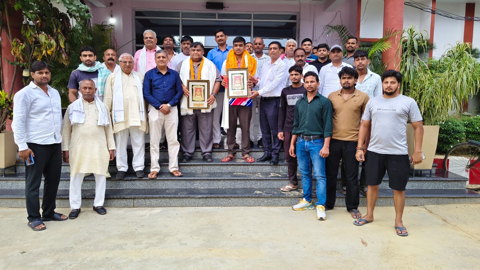 एशियाई कुश्ती चैंपियन विवेक चौहान का आजमगढ़ में भव्य सम्मान, सर्वोदय पब्लिक स्कूल ने किया सम्मानित