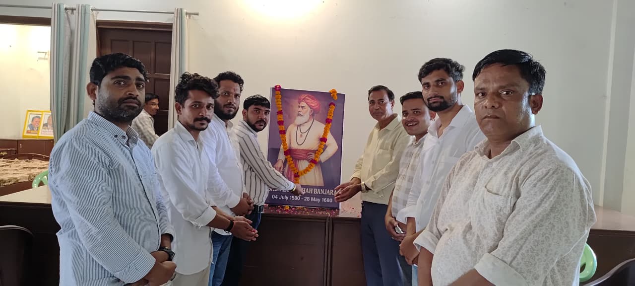 सपा कार्यालय में धूमधाम से मनाई गई बाबा लखी शाह बंजारा की जयंती