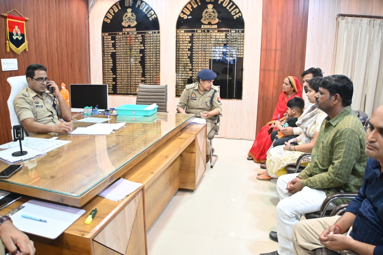 Azamgarh जनसुनवाई में SSP डॉ. अनिल कुमार ने सुनीं फरियादियों की समस्याएं, अधिकारियों को दिए निष्पक्ष कार्रवाई के निर्देश