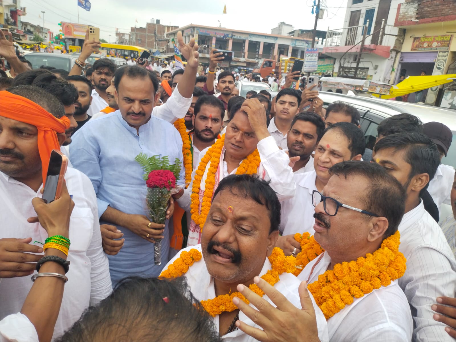 विनोद राय के गोरखपुर क्षेत्रीय अध्यक्ष बनने पर ब्लॉक प्रमुख अरविंद सिंह द्वारा सठियांव चौराहे पर भव्य स्वागत, कार्यकर्ताओं में दिखा उत्साह