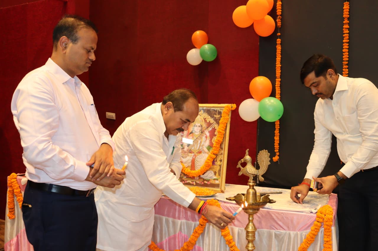 मुख्यमंत्री शिक्षक कैशलेस चिकित्सा योजना का शुभारंभ, कारागार मंत्री व जिलाधिकारी ने 15 शिक्षकों व कर्मचारियों को मुख्यमंत्री शिक्षक कैशलेस चिकित्सा डेमो कार्ड प्रदान कर किया सम्मानित