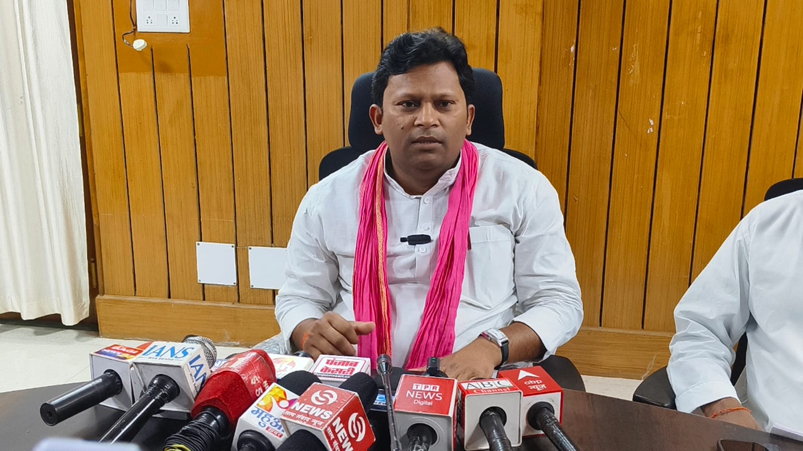 आजमगढ़ में भागीदारी पार्टी का सपा पर हमला, डॉ. महेश चंद्र प्रजापति बोले- “जो सपा के साथ सटेगा, वह कटेगा”, 2027 के विधानसभा चुनाव में 25 सीट से ज्यादा नहीं जीतेगी सपा
