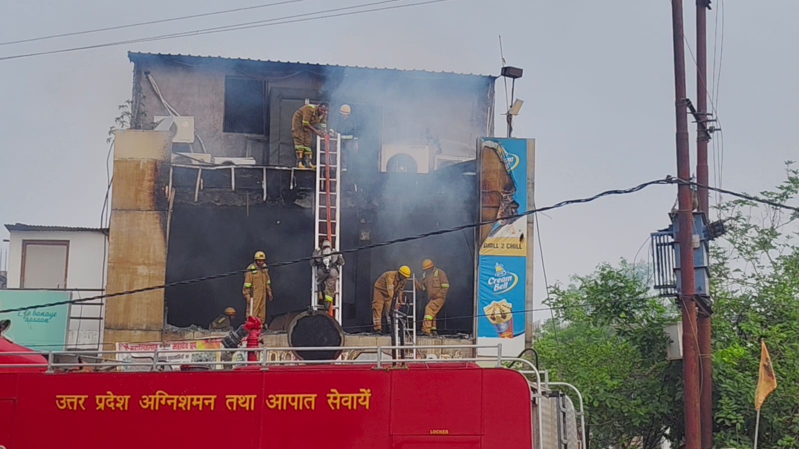 नरौली स्थित ग्रिल टू चिल रेस्टोरेंट में शॉर्ट सर्किट से लगी आग, मौके पर पहुंची फायर ब्रिगेड की 4 गाड़ियों ने कड़ी मशक्कत के बाद आग पर पाया काबू