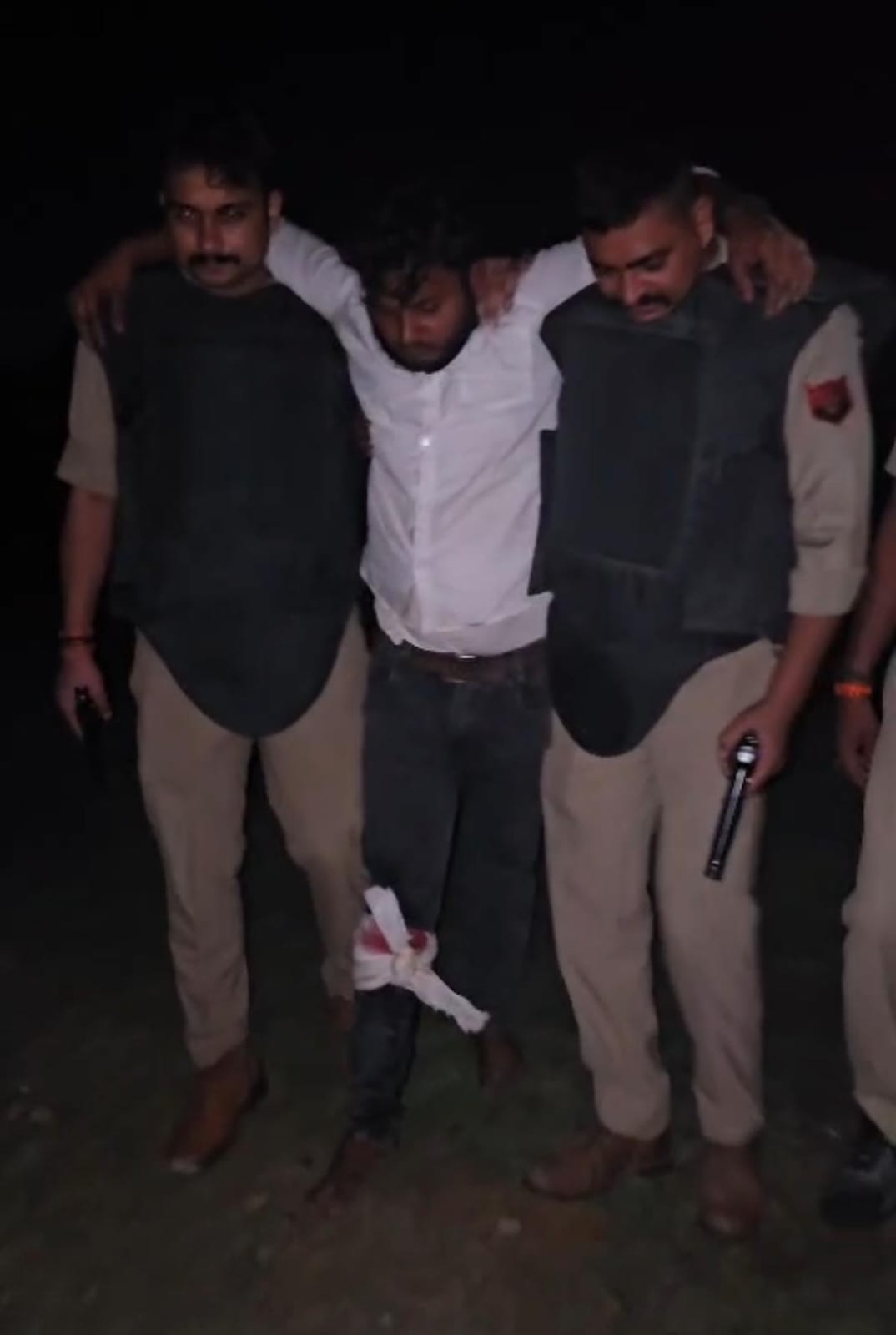 शादी समारोह में युवक की हत्या का मुख्य आरोपी पुलिस मुठभेड़ में गिरफ्तार, पैर में लगी गोली