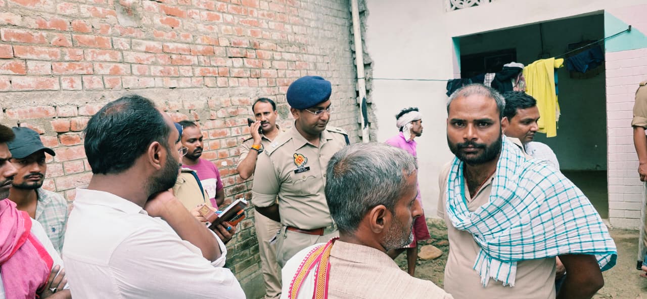 आजमगढ़ में डबल मर्डर से सनसनी: बुजुर्ग और पोते की गला रेतकर हत्या, 400 मीटर की दूरी पर मिले दोनों के शव, पारिवारिक लेनदेन और क्लेश की आशंका