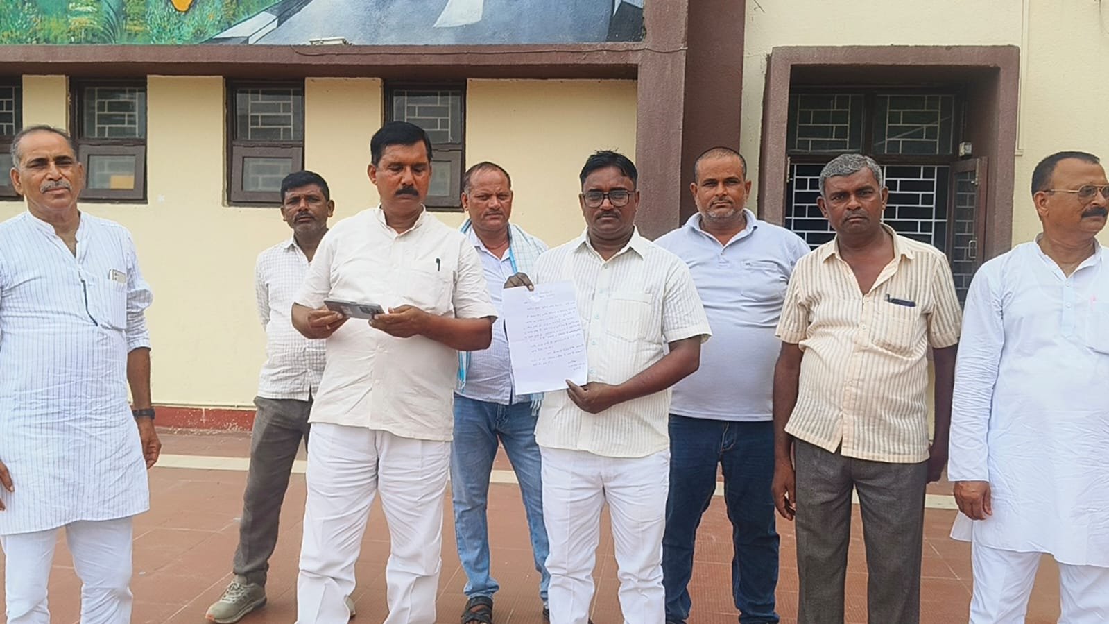 कंसल्टिंग इंजीनियर प्रकाश सिंह के तबादले का प्रधान संघ ने किया विरोध, डीएम से स्थानांतरण निरस्त करने की मांग
