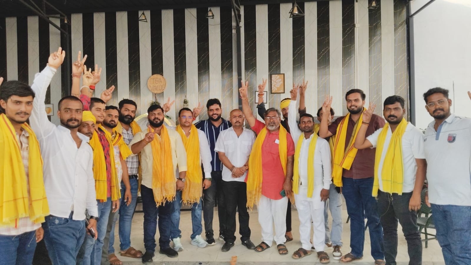 आजमगढ़ में सुभासपा का बढ़ा जनाधार, 50 से अधिक युवाओं ने थामा पार्टी का दामन, गूंजे ‘सुहेलदेव जिंदाबाद’ के नारे