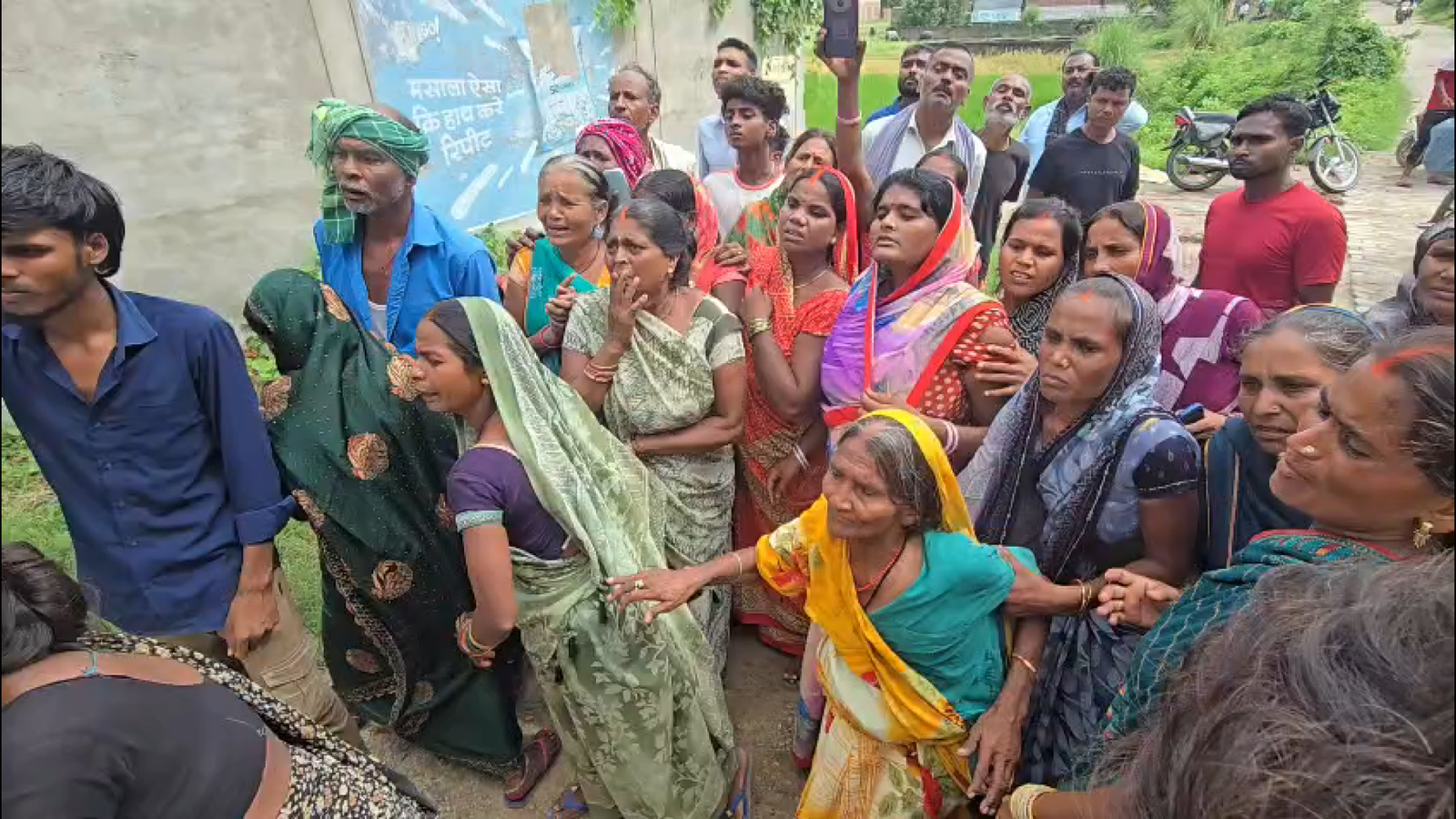 अतरौलिया थाना क्षेत्र में संदिग्ध अवस्था में अधेड़ युवक का मिला शव, क्षेत्र में फैली सनसनी