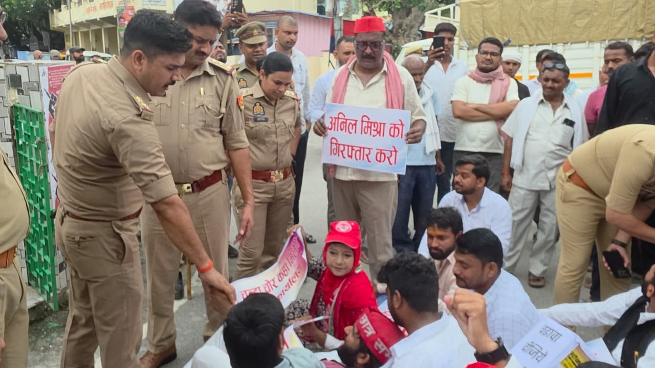विभिन्न जनसमस्याओं को लेकर समाजवादी पार्टी के फ्रंटल संगठनों का पैदल मार्च, कलेक्ट्रेट पर धरना-प्रदर्शन कर सौंपा ज्ञापन