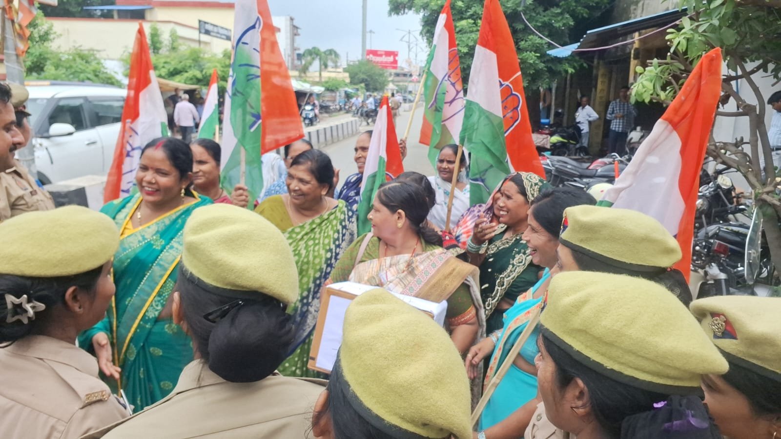 दानपेटिका लेकर निकलीं कांग्रेस महिला कार्यकर्ता, पुलिस ने रोका, लगे ‘चंदा चोरी’ के नारे