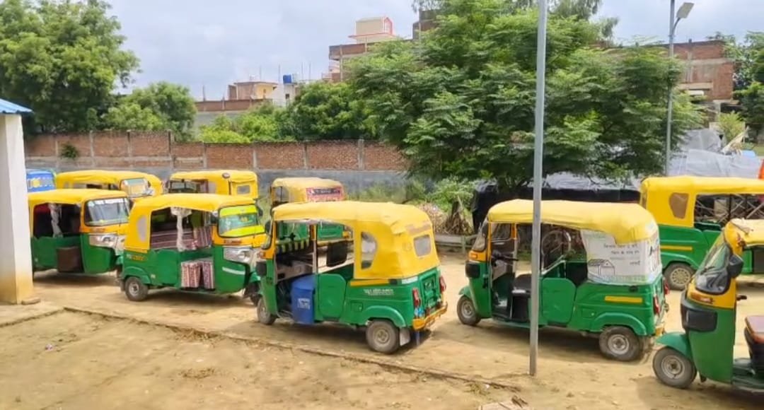 तिर्वा नगर में प्रवेश नहीं मिलने पर ऑटो चालकों ने किया चक्का जाम, पुलिस से बहस