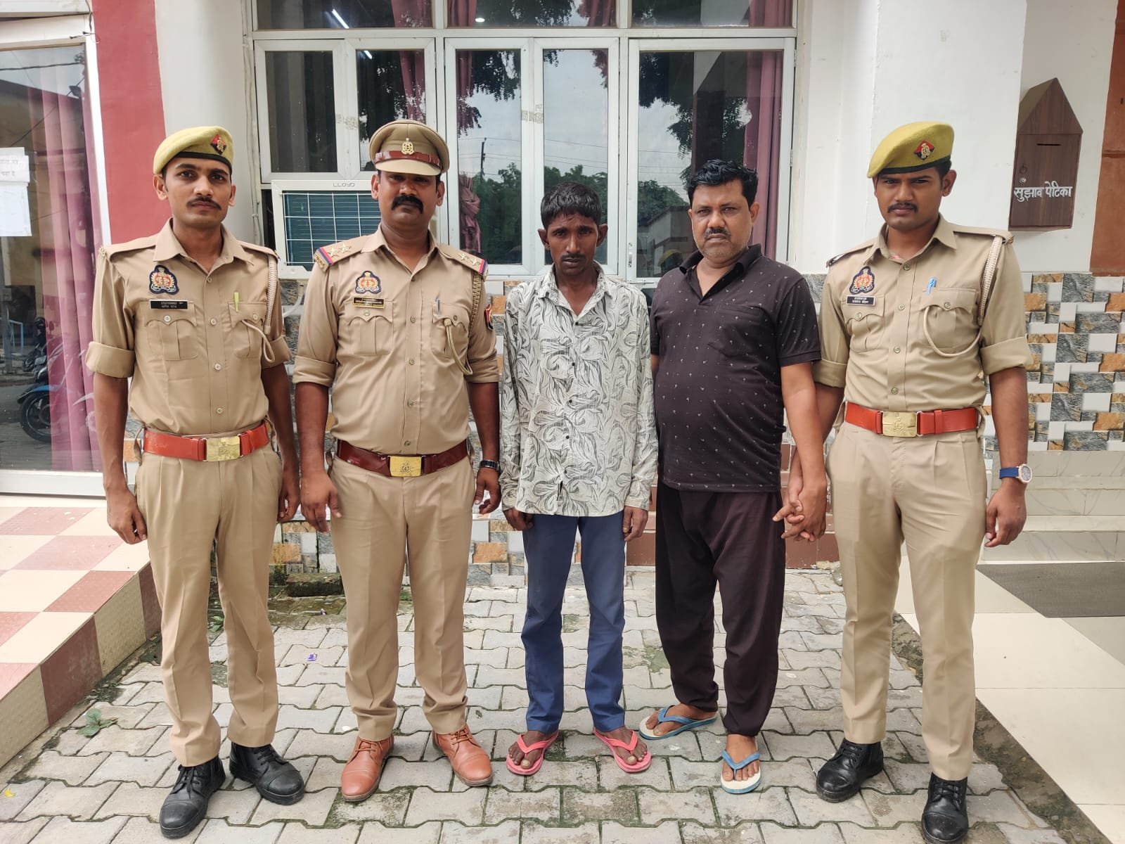 बरूआ बाबा मंदिर चोरी का खुलासा: चोरी का सामान खरीदने वाला दुकानदार समेत दो गिरफ्तार