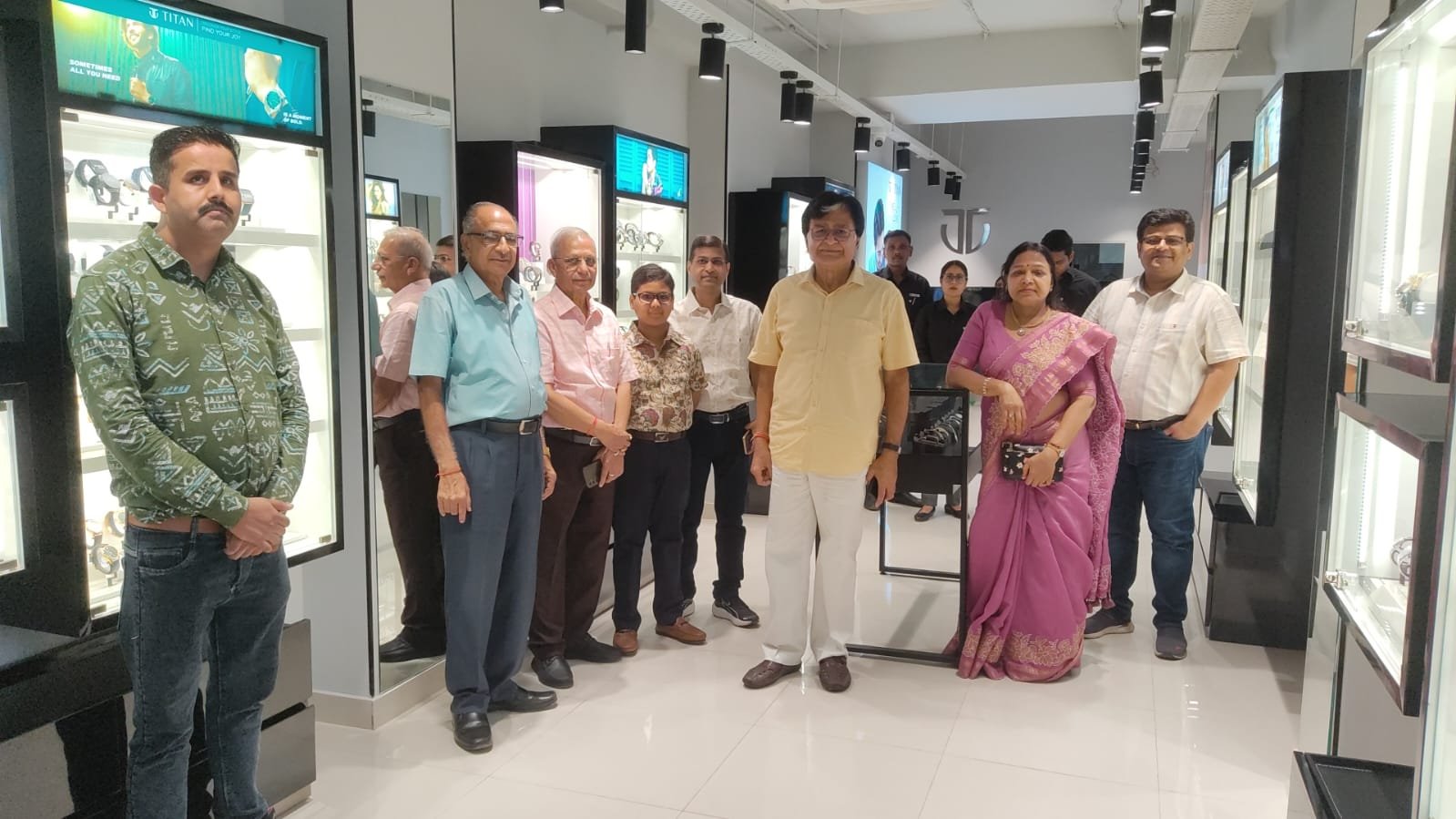 दुनिया में आजमगढ़ को मिला नया लग्जरी शोरुम,आधुनिक डिजाइनों और आकर्षक कलेक्शन के साथ ग्राहकों के लिए खास ऑफर,आर्ट आफ लिविंग की गुरु पूजा व भजन संध्या के साथ हुआ भव्य आगाज