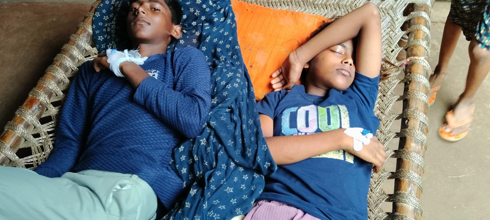 ककरघटा में डेंगू-बुखार का कहर, सैकड़ों लोग बीमार गांव की सड़कें और नालियां बनीं गंदे पानी का अड्डा प्राइवेट अस्पतालों में इलाज कराने को मजबूर ग्रामीण
