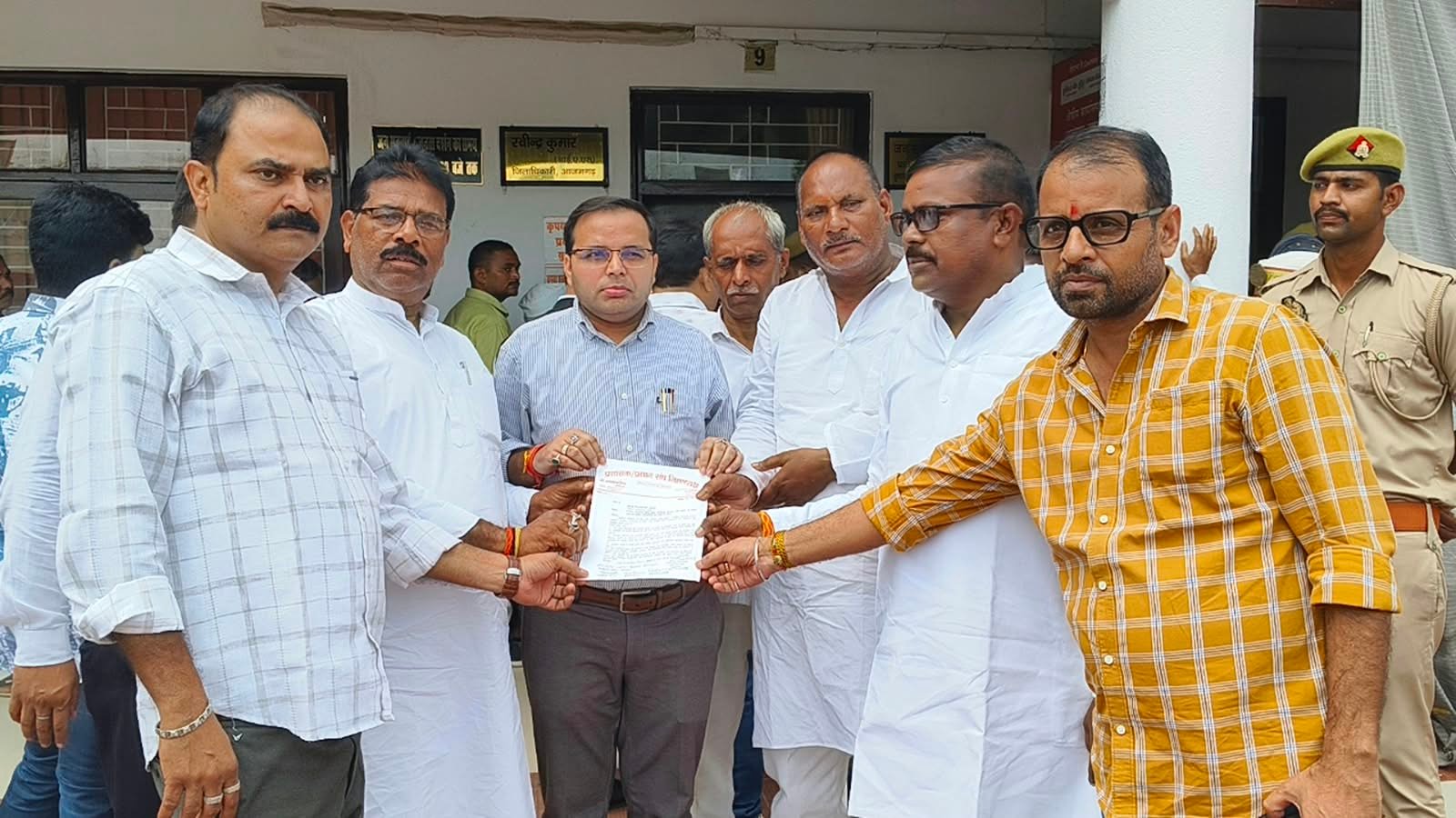 मनरेगा के लंबित मटेरियल भुगतान को लेकर ग्राम प्रधानों ने उठाई आवाज, जिलाधिकारी को सौंपा ज्ञापन