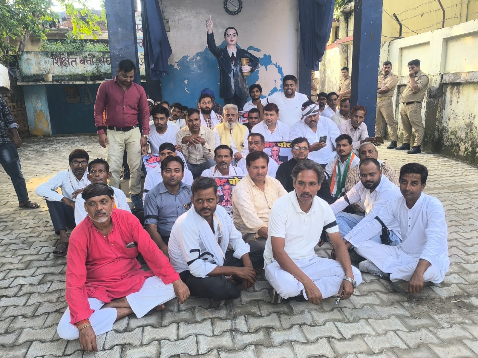 मुख्य निर्वाचन आयुक्त के खिलाफ कन्नौज में कांग्रेस का प्रदर्शन,पुलिस की सख्ती से कांग्रेसी नहीं फूंक सके चुनाव आयुक्त का पुतला