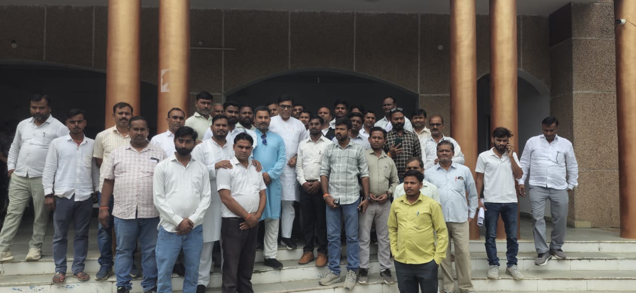 समस्याओं और लंबित भुगतान को लेकर ग्राम प्रधानों का प्रतिनिधि मंडल पहुंचा डीएम के दरबार