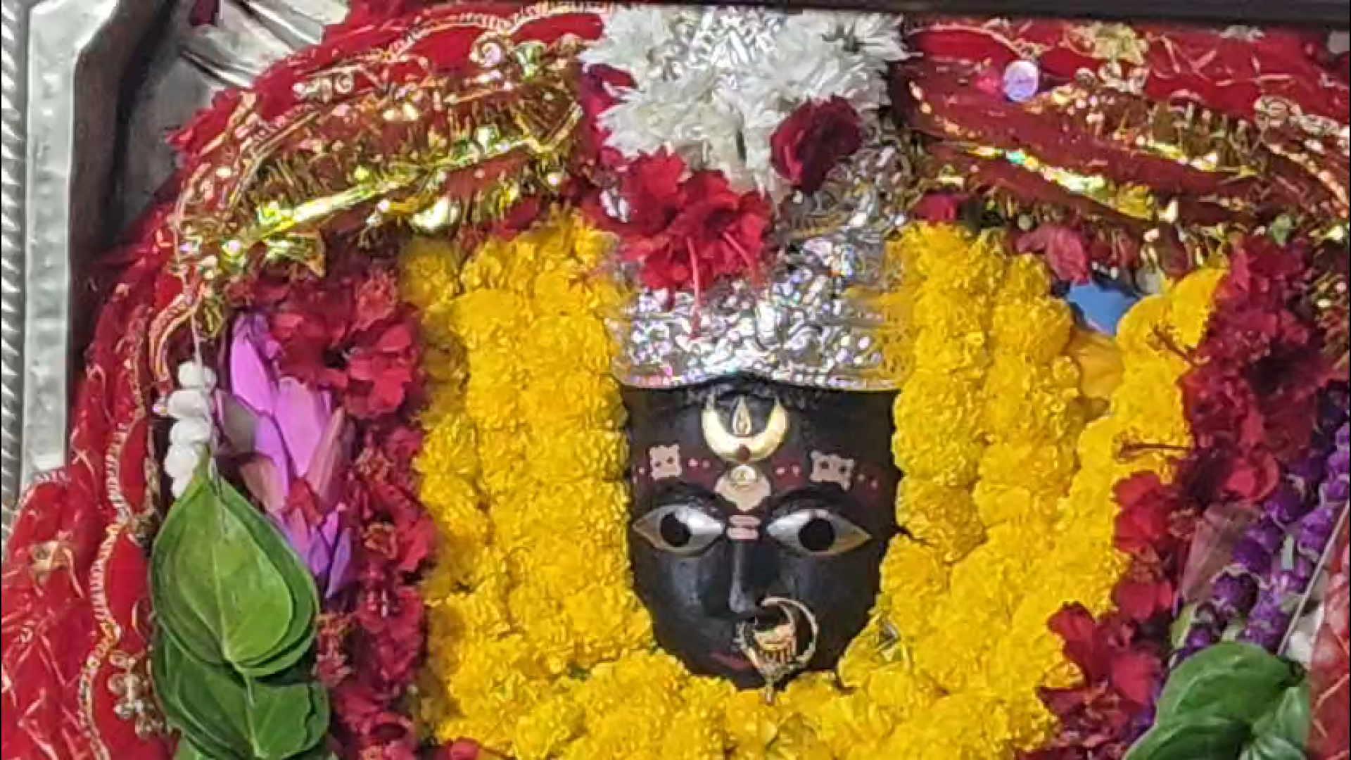 आजमगढ़ के 200 साल पुराने दक्षिणमुखी काली माता मंदिर में दर्शन को लगी लंबी कतार, पुजारी ने बताई मंदिर की खास मान्यता