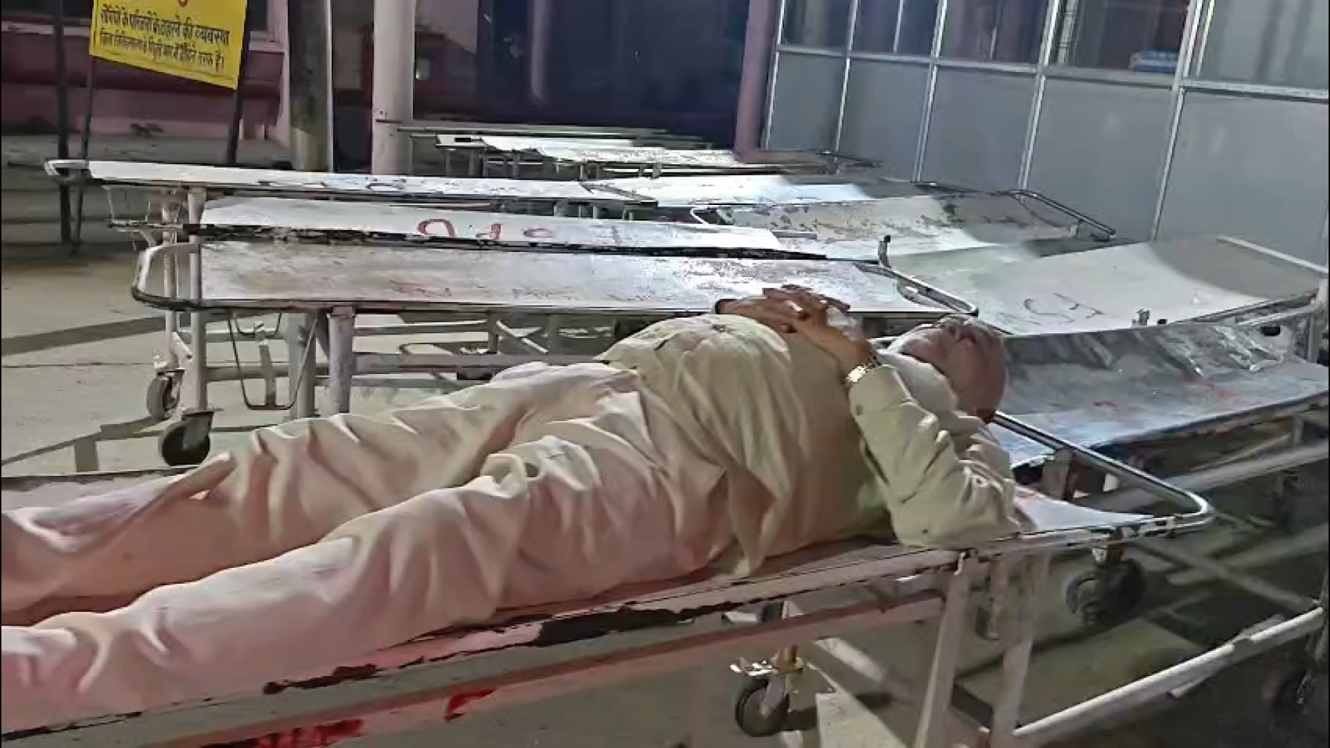 आजमगढ़ में विद्यालय पर 50 लोगों के हमले का आरोप, संचालक और परिवार के चार सदस्य घायल; तोड़फोड़ व सामान ले जाने का दावा