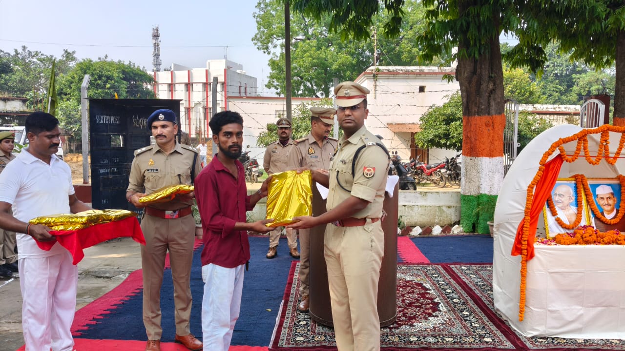 गांधी-शास्त्री जयंती पर आजमगढ़ पुलिस ने चलाया स्वच्छता अभियान, अर्पित किए श्रद्धा-सुमन