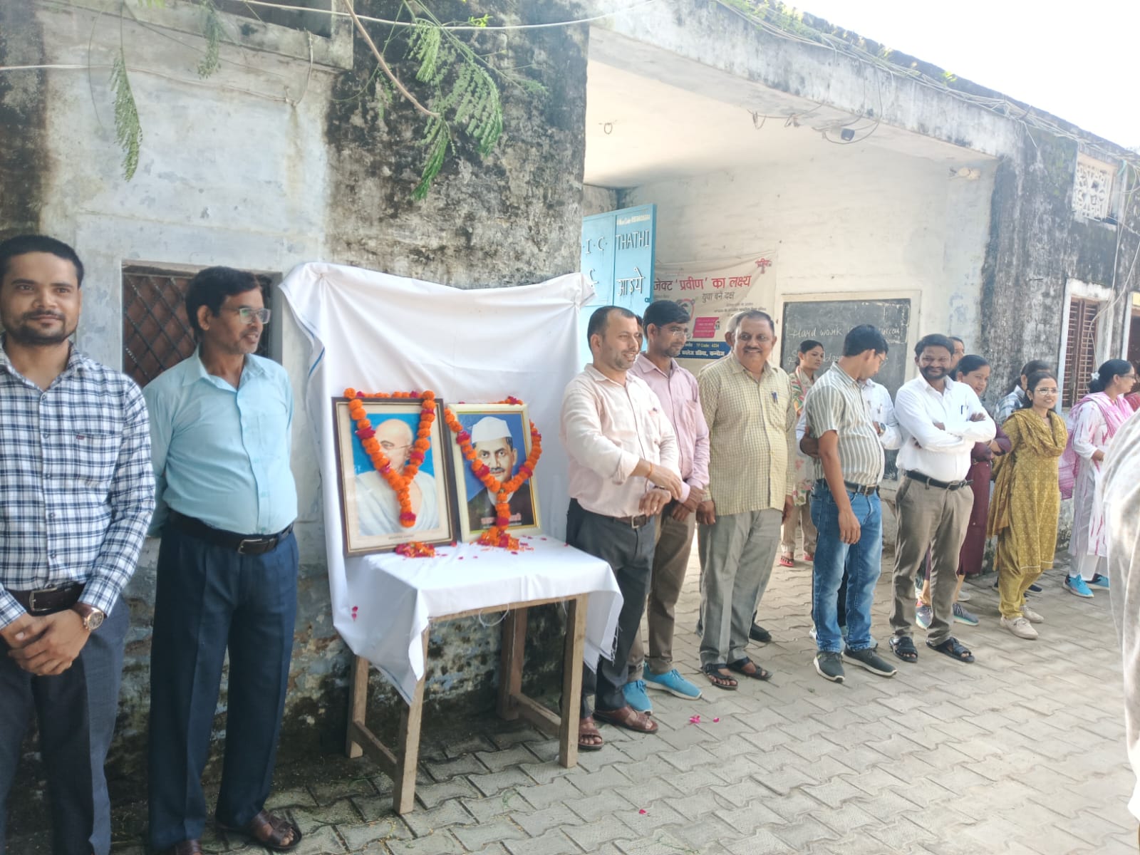 विद्यालयों में धूमधाम से मनाई गई गांधी जयंती, सत्य-अहिंसा का दिया संदेश