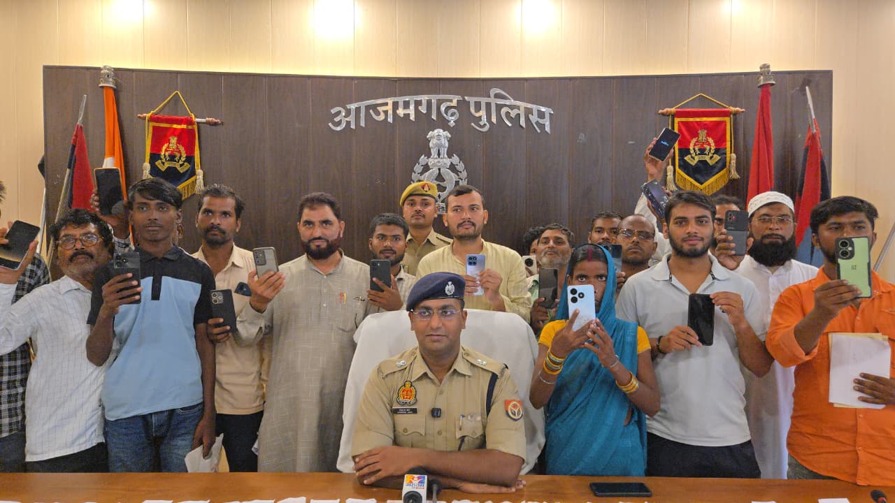 आजमगढ़ पुलिस ने 265 गुम मोबाइल बरामद कर स्वामियों को सौंपे, फरवरी 2024 से अब तक 6,035 मोबाइल बरामद, कीमत करीब 14.37 करोड़ रुपये