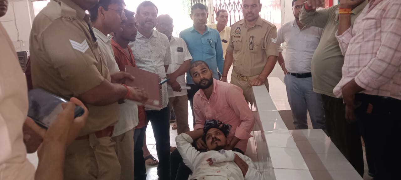 युवक को अपाचे बाइक सवार बदमाशों ने मारी गोली, फायरिंग कर फरार, थाना से महज 500 मीटर दूर वारदात, हाथ और पैर में लगी गोली; पुलिस बदमाशों की तलाश में जुटी
