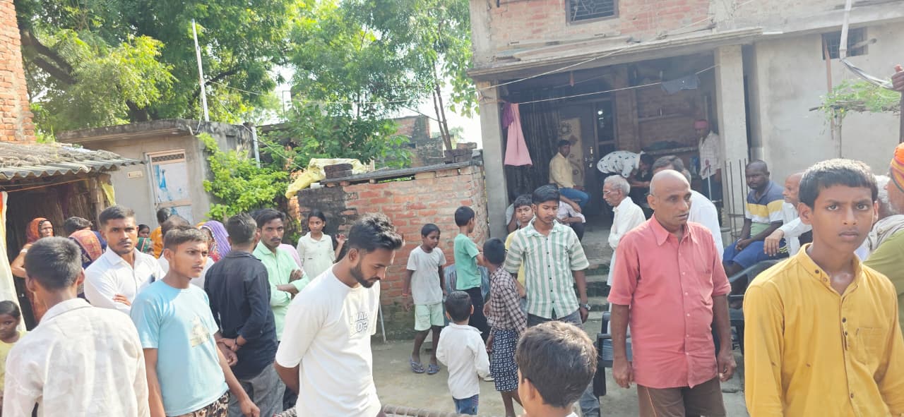 घर में घुसे युवक ने महिला पर हंसिया से किया हमला, पीछा करते समय चचिया ससुर की मौत, हमलावर अज्ञात युवक मौके से फरार, मृतक को धक्का देकर गिराने का आरोप