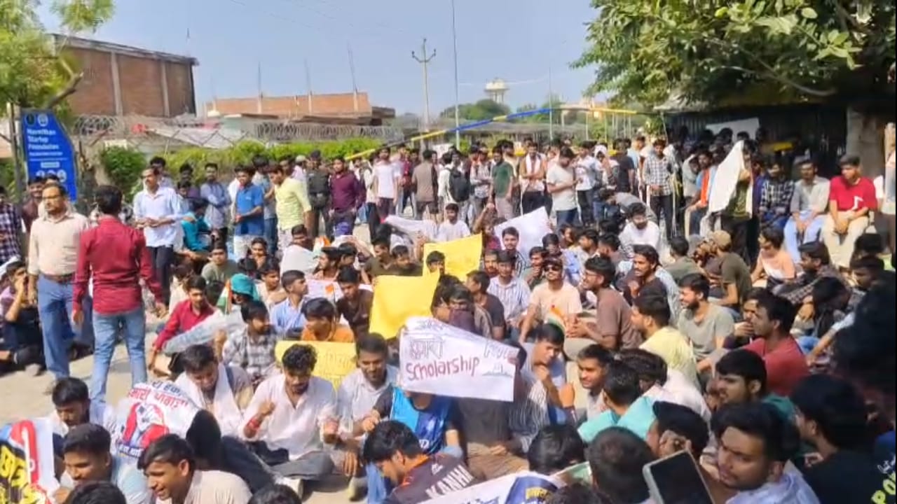 छात्रवृति नहीं मिलने पर इंजीनियरिंग कॉलेज के छात्रों का जमकर हंगामा और प्रदर्शन