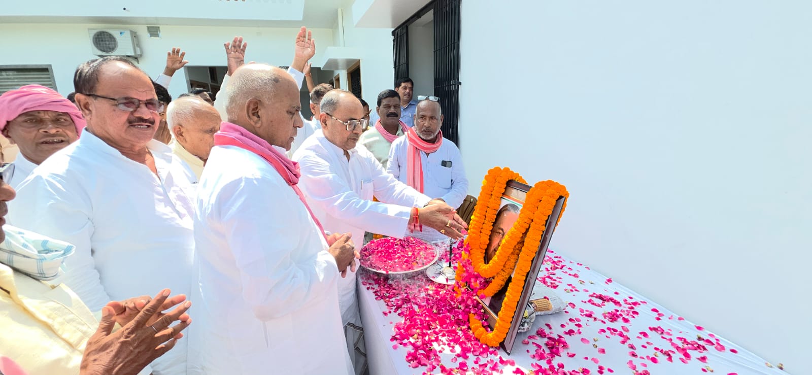 नेताजी की पुण्यतिथि पर भावुक हुए बलराम यादव, बोले- 2027 में जनता दोहराएगी 1977 का इतिहास