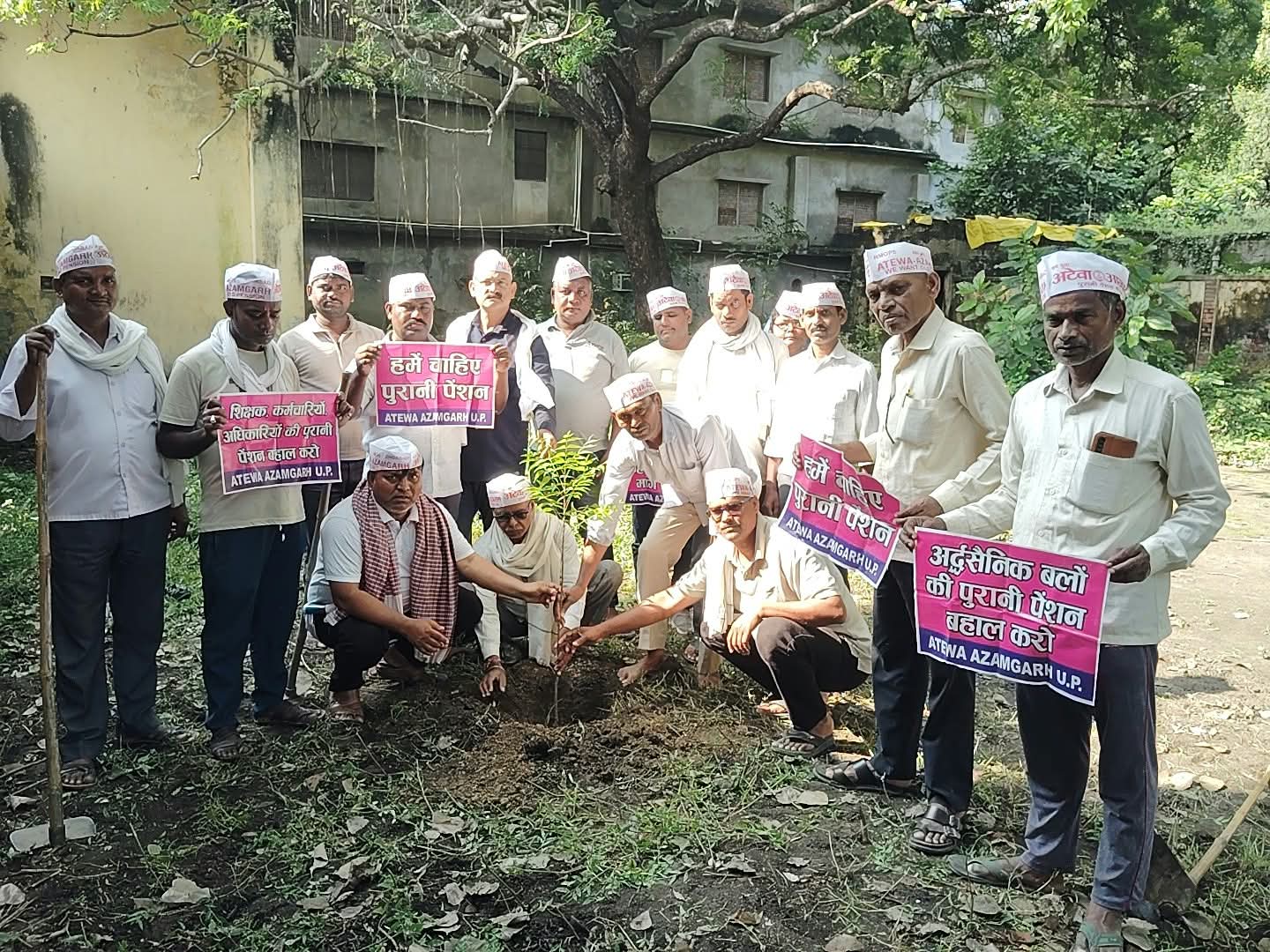 आजमगढ़ नवरात्र के पावन अवसर पर अटेवा के शिक्षक साथियों सफाई कर्मचारियों द्वारा दिन रविवार को नीम का पौधा लगाकर पुरानी पेंशन बहाली के लिए मांग करते हुए