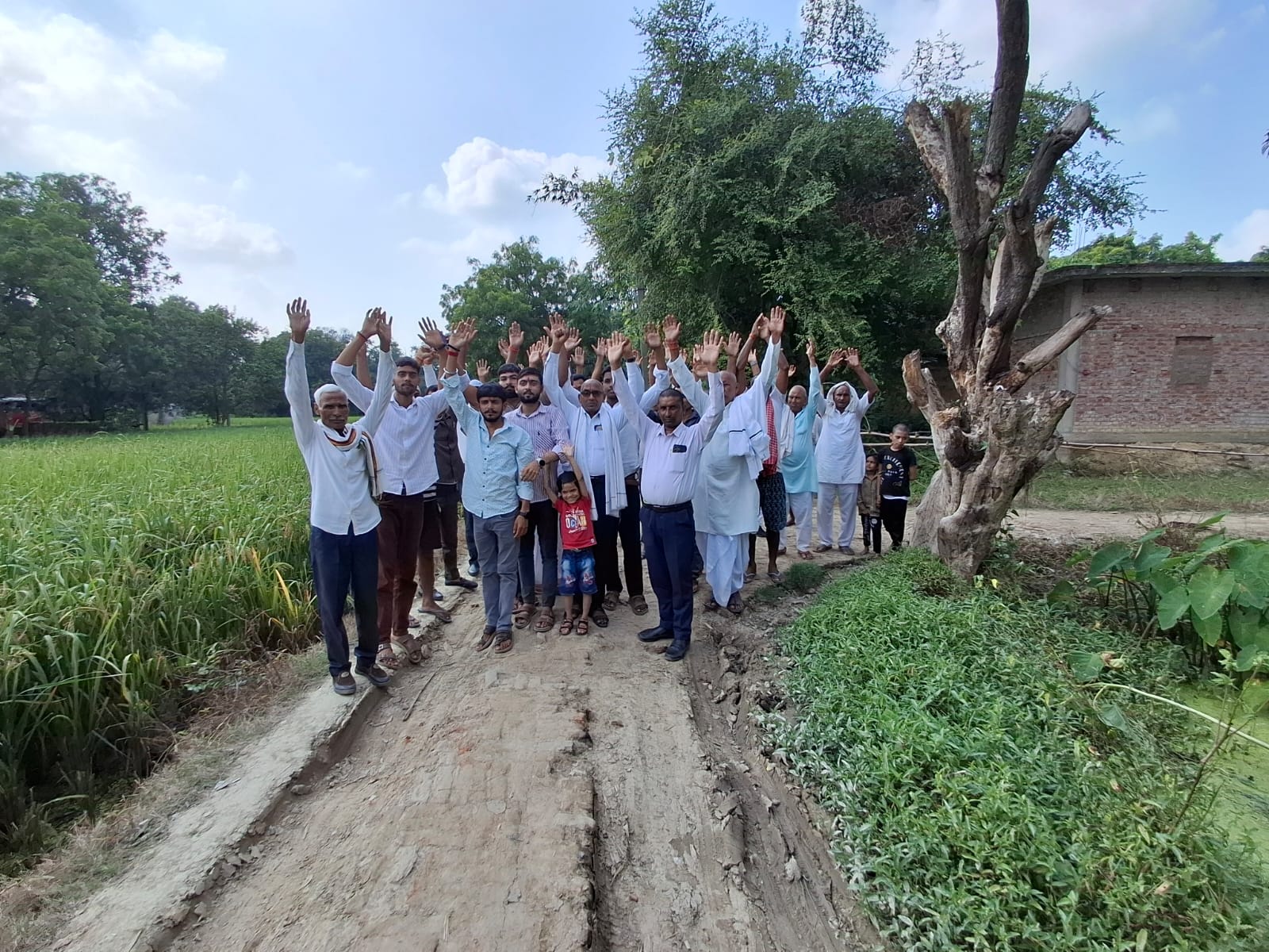 20 साल से जर्जर खड़ंजे पर चलने को मजबूर ग्रामीण, प्रदर्शन कर जताया विरोध