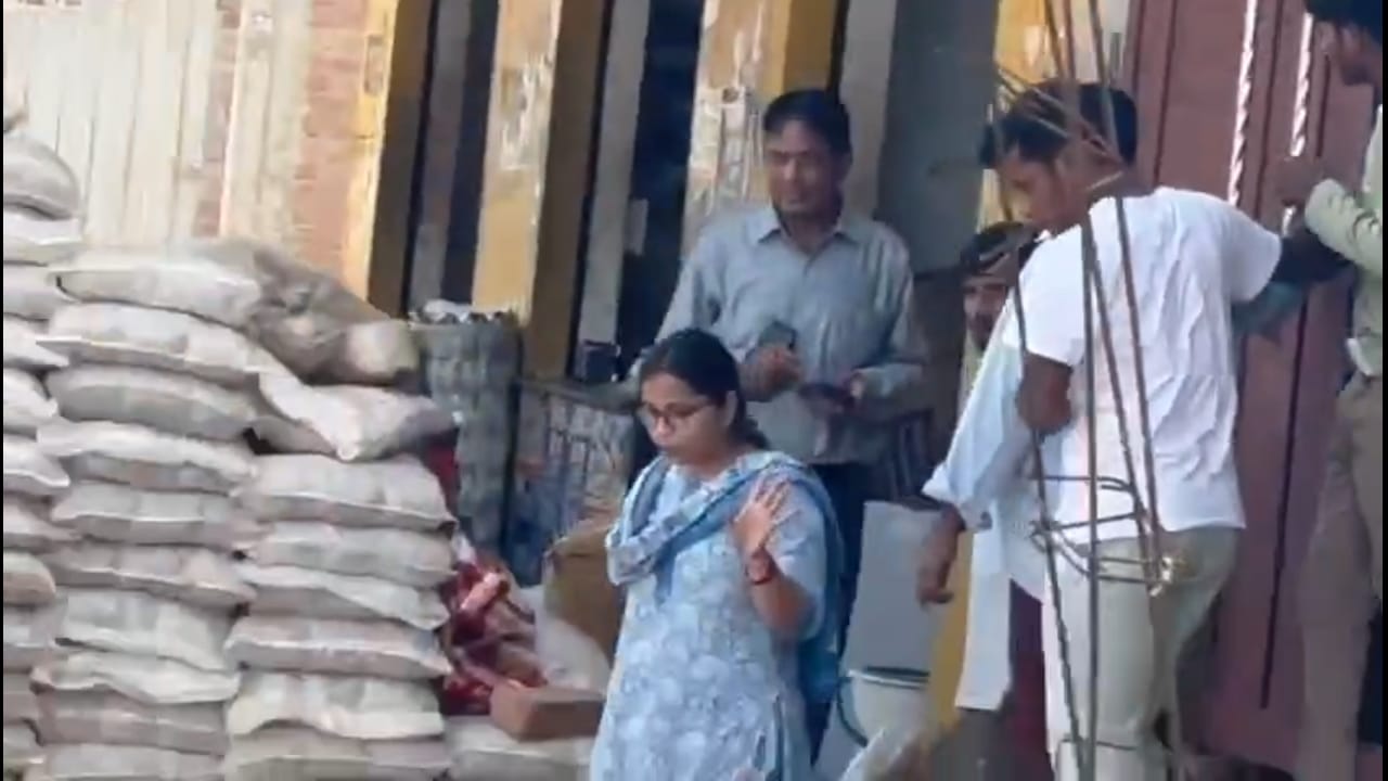 मिलावट की जांच करने पहुंची खाद्य विभाग की टीम के सामने दो पक्ष भिड़े, छतों से बरसे ईंट-पत्थर