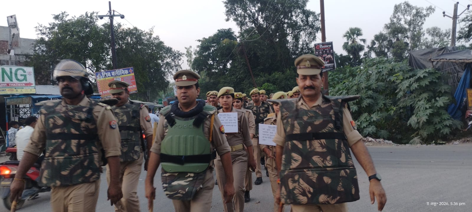 शारदीय नवरात्र पर सुरक्षा को लेकर अलर्ट हुई ठठिया पुलिस, कस्बे में निकाला फ्लैग मार्च
