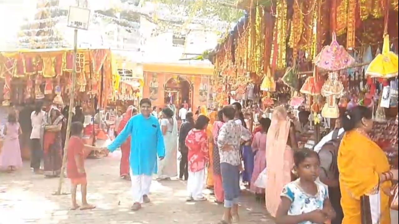 नवरात्र पर कन्नौज में आस्था का सैलाब, फूलमती दरबार में उमड़ी भीड़ तो सिपाही ठाकुर में निकली भव्य कलश यात्रा