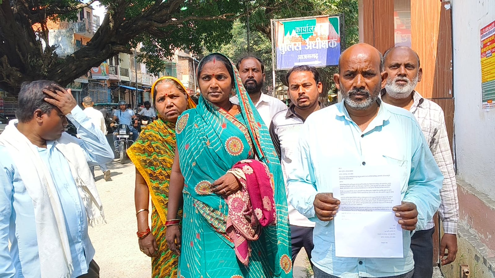 बेटे की संदिग्ध मौत के मामले में अन्य लोगों की भूमिका की जांच की मांग, एसपी से लगाई न्याय की गुहार